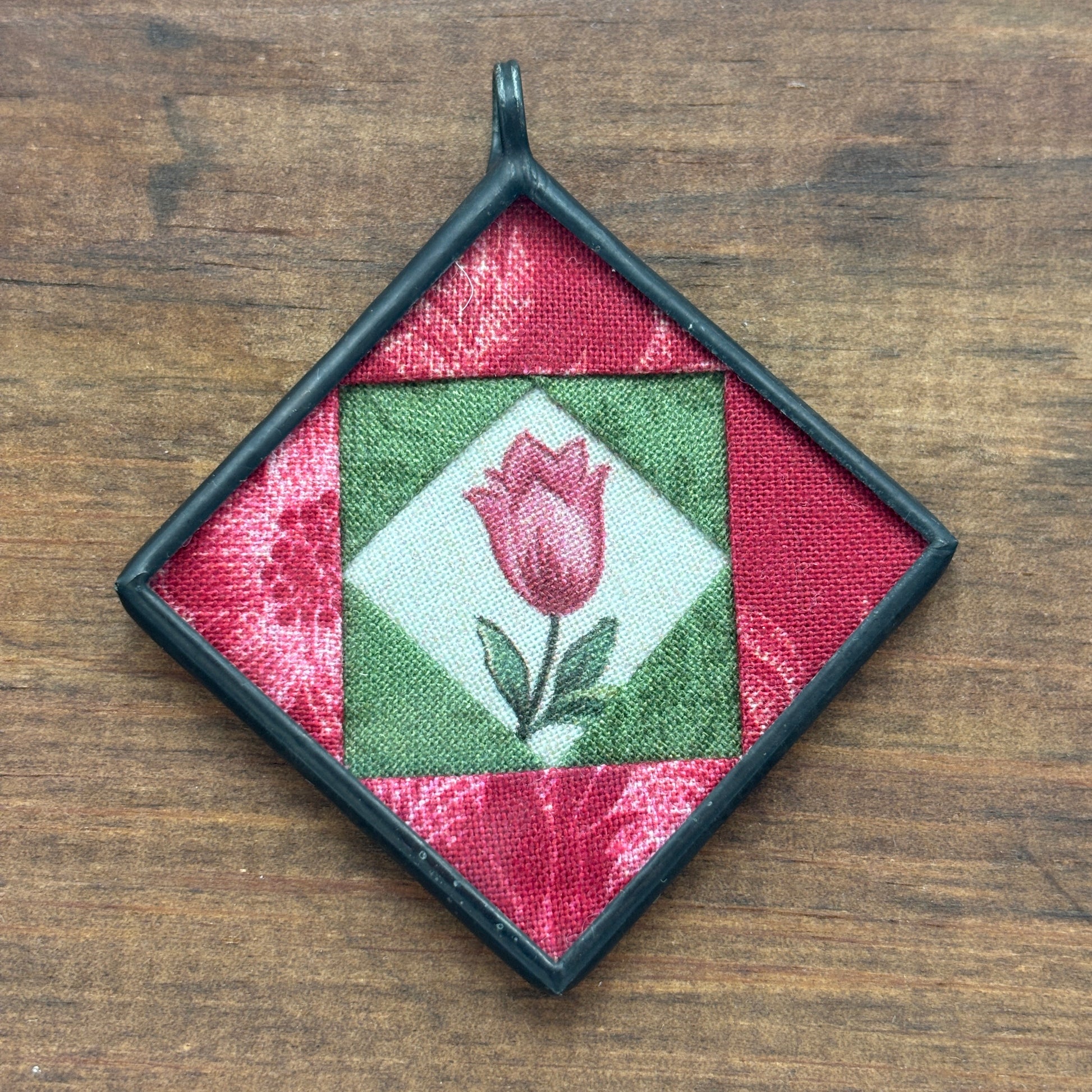 Red and green tulip pendant